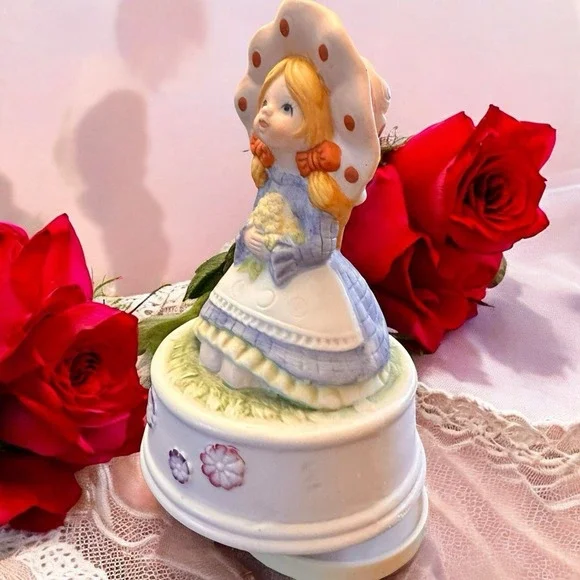 Vintage Flambro Fine Porcelain Rotating Music Box With Little Girl Taiwan - Picture 9 of 11